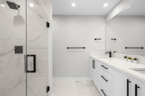 7813 Spring Willow Drive Sw, Calgary, AB - Indoor Photo Showing Bathroom