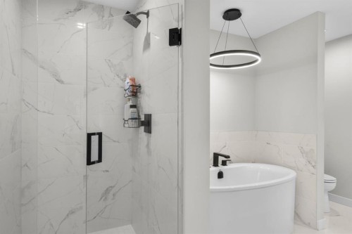 7813 Spring Willow Drive Sw, Calgary, AB - Indoor Photo Showing Bathroom