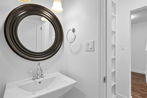 810-3130 66 Avenue Sw, Calgary, AB - Indoor Photo Showing Bathroom