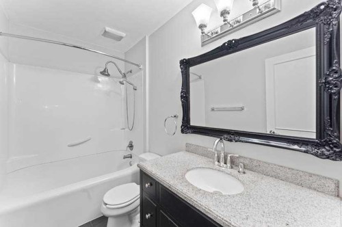 810-3130 66 Avenue Sw, Calgary, AB - Indoor Photo Showing Bathroom
