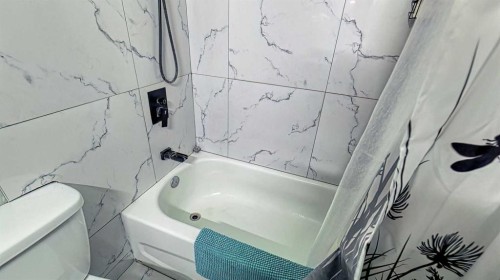 152 Oaktree Lane Sw, Calgary, AB - Indoor Photo Showing Bathroom