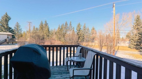 152 Oaktree Lane Sw, Calgary, AB - Outdoor