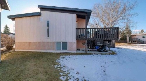 152 Oaktree Lane Sw, Calgary, AB - Outdoor