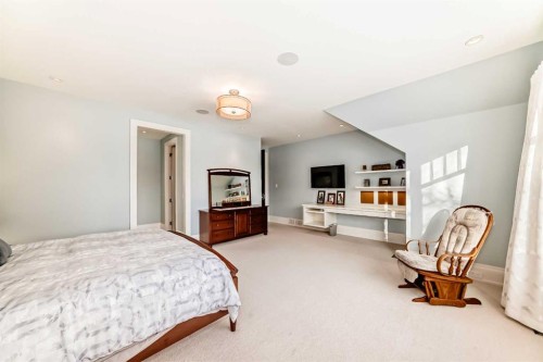 67 Rosery Drive Nw, Calgary, AB - Indoor Photo Showing Bedroom