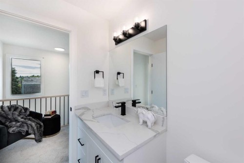 2402 Westmount Road Nw, Calgary, AB - Indoor Photo Showing Bathroom