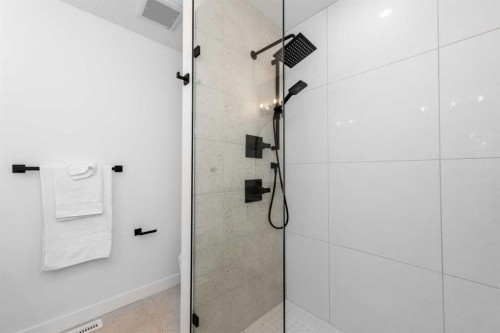 2402 Westmount Road Nw, Calgary, AB - Indoor Photo Showing Bathroom