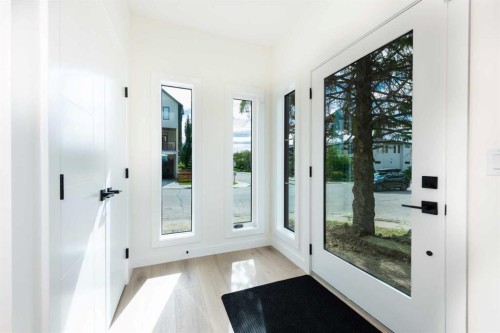 2402 Westmount Road Nw, Calgary, AB - Indoor Photo Showing Bathroom