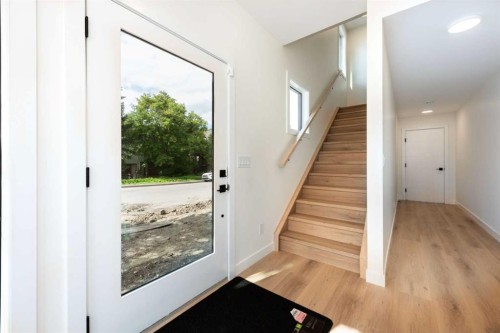 2402 Westmount Road Nw, Calgary, AB - Indoor Photo Showing Other Room