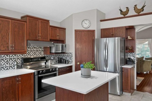 150 Somerset Close Sw, Calgary, AB - Indoor Photo Showing Kitchen