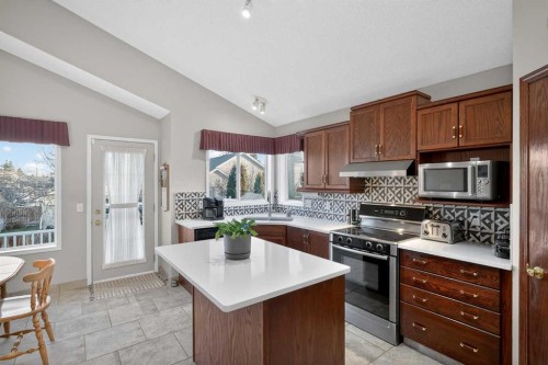 150 Somerset Close Sw, Calgary, AB - Indoor Photo Showing Kitchen
