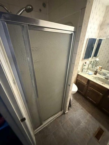 24 Bermuda Road Nw, Calgary, AB - Indoor Photo Showing Bathroom