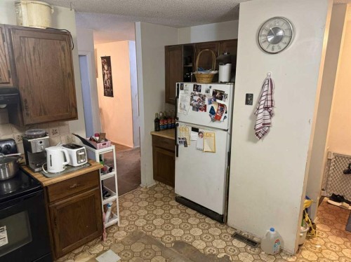 24 Bermuda Road Nw, Calgary, AB - Indoor Photo Showing Kitchen