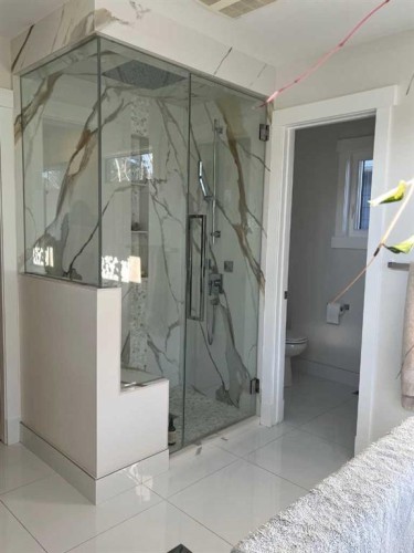 9927 Scurfield Drive Nw, Calgary, AB - Indoor Photo Showing Bathroom