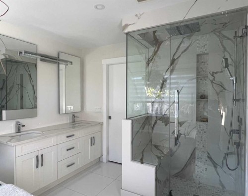 9927 Scurfield Drive Nw, Calgary, AB - Indoor Photo Showing Bathroom