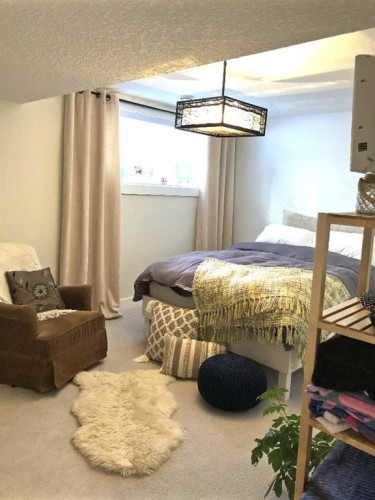 9927 Scurfield Drive Nw, Calgary, AB - Indoor Photo Showing Bedroom