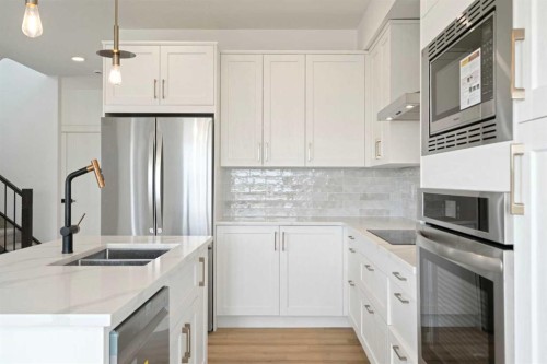 36 St Andrews Close, Lyalta, AB - Indoor Photo Showing Kitchen With Stainless Steel Kitchen With Double Sink With Upgraded Kitchen