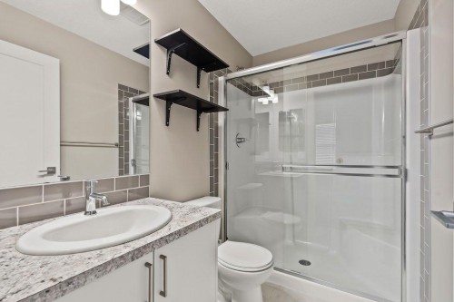4 Evanscrest Gardens Nw, Calgary, AB - Indoor Photo Showing Bathroom