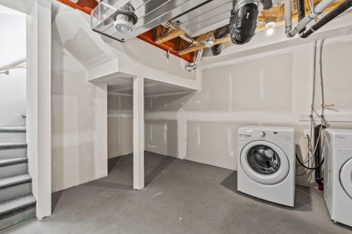 4 Evanscrest Gardens Nw, Calgary, AB - Indoor Photo Showing Laundry Room