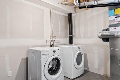4 Evanscrest Gardens Nw, Calgary, AB - Indoor Photo Showing Laundry Room
