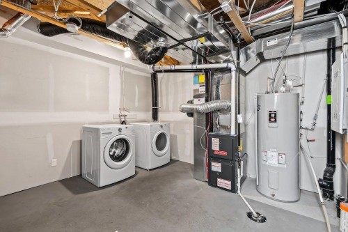 4 Evanscrest Gardens Nw, Calgary, AB - Indoor Photo Showing Laundry Room