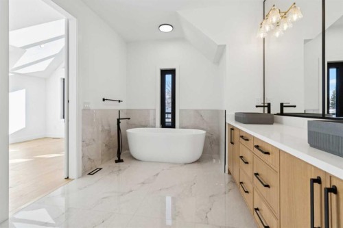 159 Lake Sylvan Close Se, Calgary, AB - Indoor Photo Showing Bathroom