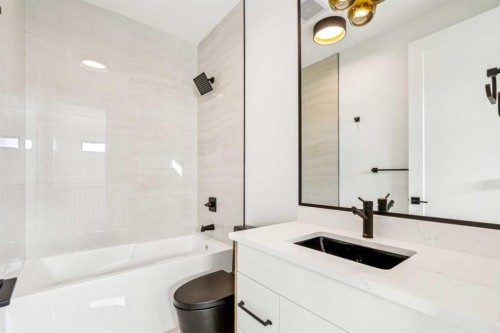 159 Lake Sylvan Close Se, Calgary, AB - Indoor Photo Showing Bathroom
