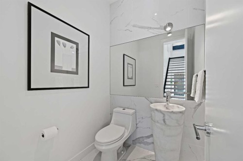 2115 Bowness Road Nw, Calgary, AB - Indoor Photo Showing Bathroom