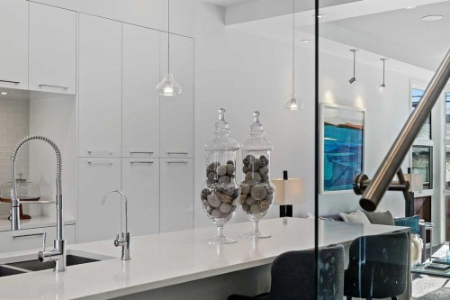 2115 Bowness Road Nw, Calgary, AB - Indoor Photo Showing Kitchen With Upgraded Kitchen