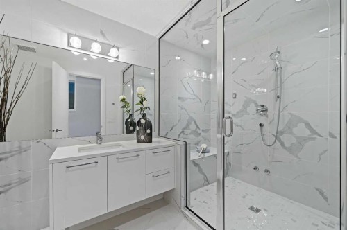 2115 Bowness Road Nw, Calgary, AB - Indoor Photo Showing Bathroom