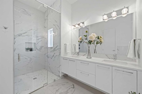 2115 Bowness Road Nw, Calgary, AB - Indoor Photo Showing Bathroom