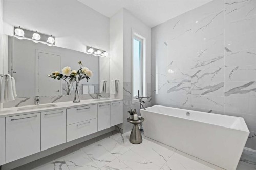 2115 Bowness Road Nw, Calgary, AB - Indoor Photo Showing Bathroom