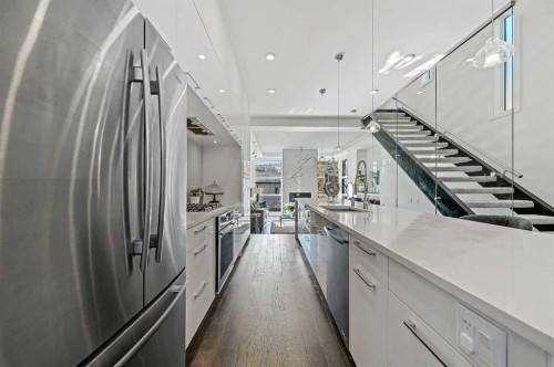 2115 Bowness Road Nw, Calgary, AB - Indoor Photo Showing Kitchen With Upgraded Kitchen