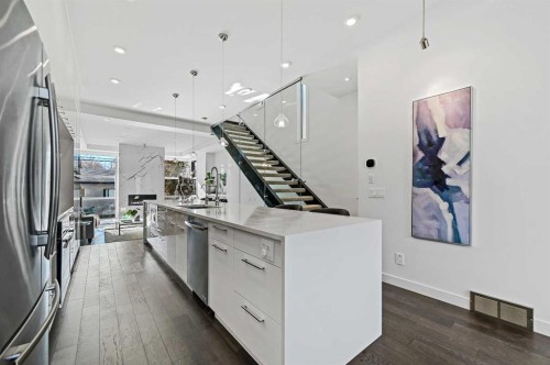 2115 Bowness Road Nw, Calgary, AB - Indoor Photo Showing Kitchen With Upgraded Kitchen