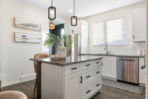 340 Kingsmere Way Se, Airdrie, AB - Indoor Photo Showing Kitchen