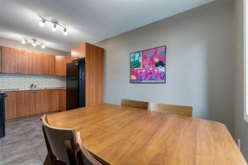 D-4528 73 Street Nw, Calgary, AB - Indoor Photo Showing Dining Room