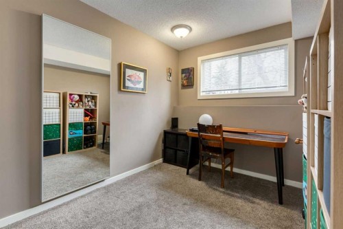 D-4528 73 Street Nw, Calgary, AB - Indoor