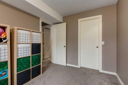 D-4528 73 Street Nw, Calgary, AB - Indoor