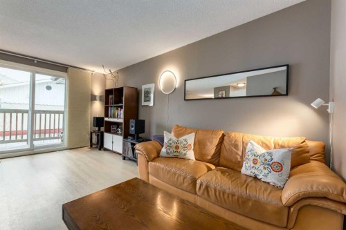 D-4528 73 Street Nw, Calgary, AB - Indoor Photo Showing Living Room