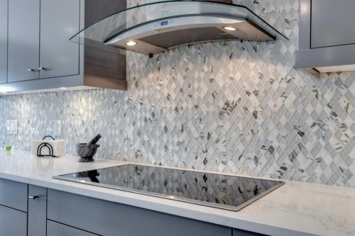 8 Cameron Close, Okotoks, AB - Indoor Photo Showing Kitchen