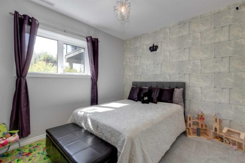 8 Cameron Close, Okotoks, AB - Indoor Photo Showing Bedroom