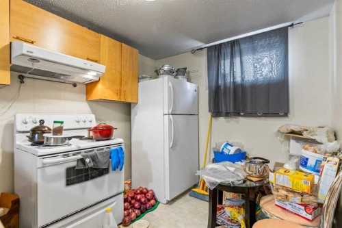 531 64 Avenue Nw, Calgary, AB - Indoor Photo Showing Kitchen