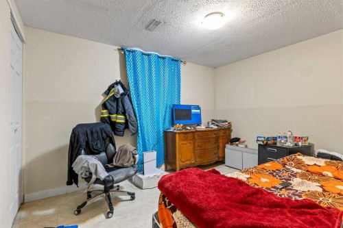 531 64 Avenue Nw, Calgary, AB - Indoor Photo Showing Bedroom