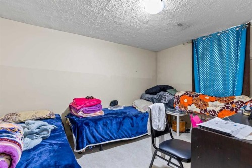 531 64 Avenue Nw, Calgary, AB - Indoor Photo Showing Bedroom