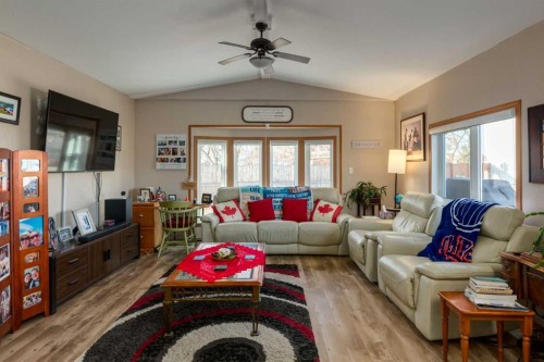 129-181043 Highway 550, Bassano, AB - Indoor Photo Showing Living Room