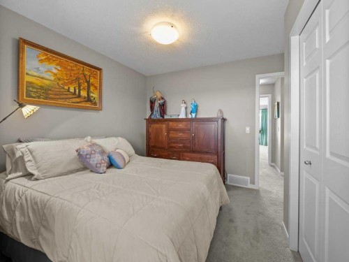 33 Amery Green, Crossfield, AB - Indoor Photo Showing Bedroom