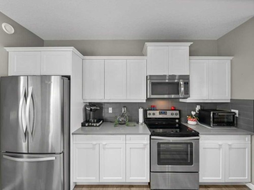33 Amery Green, Crossfield, AB - Indoor Photo Showing Kitchen