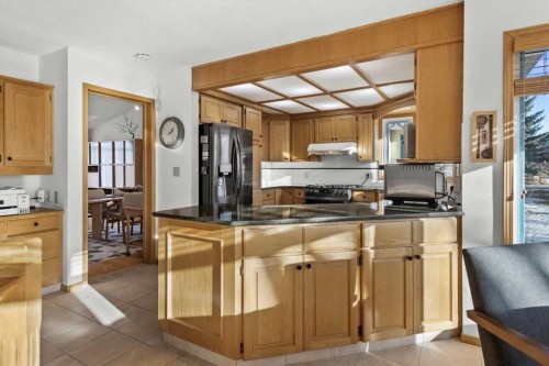 332 Hawkstone Close Nw, Calgary, AB - Indoor Photo Showing Kitchen