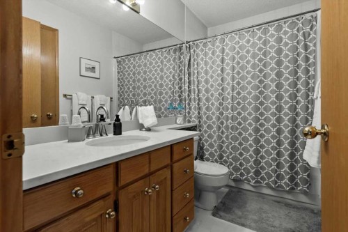 332 Hawkstone Close Nw, Calgary, AB - Indoor Photo Showing Bathroom
