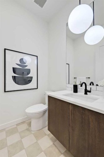 5020 21A Street Sw, Calgary, AB - Indoor Photo Showing Bathroom