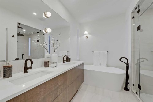 5020 21A Street Sw, Calgary, AB - Indoor Photo Showing Bathroom